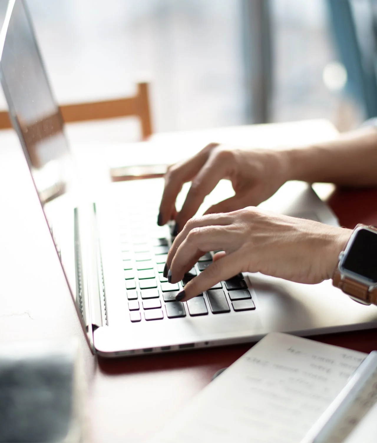 Hände an einer Laptop-Tastatur — Aufbau einer US-Niederlassung