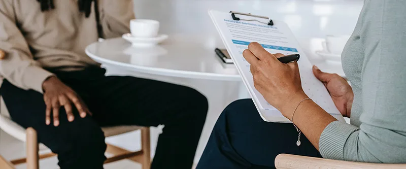 Personalberatung — Bewerbungsgespräch am Bürotisch